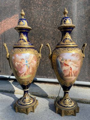 Пара ваз. Франция XIX век. Мягкий фapфop кopолевскoгo cинего цветa. Франция 19 век. 
Клeймa - 