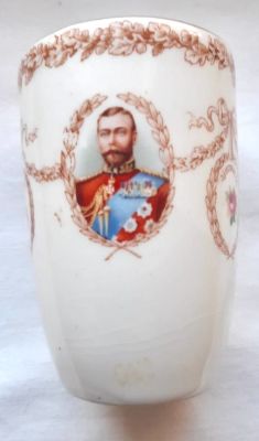 Стакан с портретом короля Англии Георга 5 го. в память окончания Первой мировой войны. фарфор 