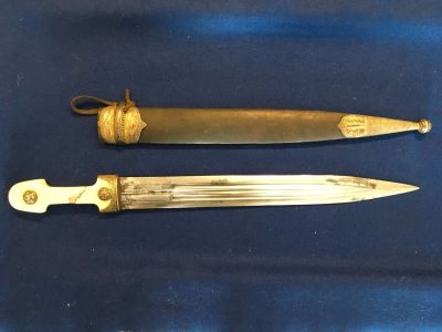 Кинжал Кавказский трёхдольный слоновая кость, серебро 1913 г, клинок Османа Омарова. Длина в 