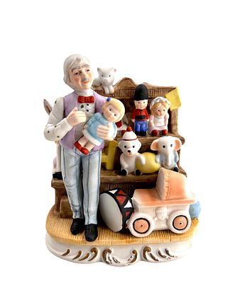 Статуэтка "Продавец игрушек". Фарфор, полихромная роспись. Фабрика CDC, ручная работа. Япония. XX в.