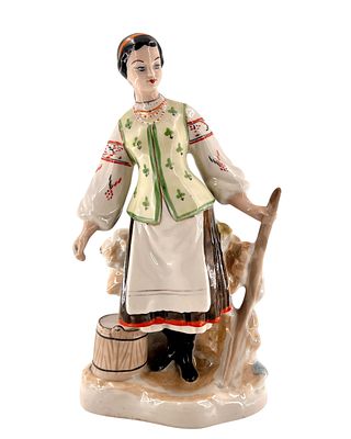 Статуэтка "По воду" ("У плетня"). Фарфор, полихромная роспись, золочение, глазурь. Полонский 