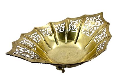 Конфетница с ажурным декором. Серебро. Высота 8,5 см, длина 26 см, ширина 17,5 см. Вес - 302,2 гр.