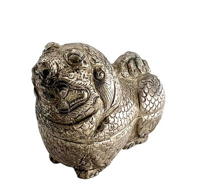 Изысканная шкатулка-табакерка, чеканенная в виде львиной собаки Фу. Китай, XIX век. Ручная 