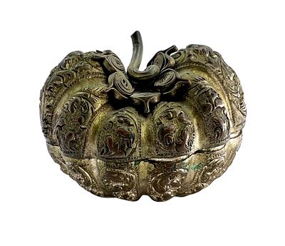 Шкатулка ручной чеканки в форме тыквы. Китай, XIX-XX в. Чеканка, гравировка. Белый металл. 