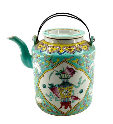 Чайник для чайной церемонии. Фарфор, полихромная роспись. Клеймо "Цянлун". Китай. Период 