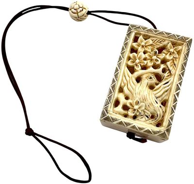 Нэцкэ - коробочка для благовоний из слоновой кости. Китай, XIX век. Тщательно проработана 