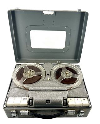 Магнитофон катушечный. СССР. 1970-е гг. Размеры - 22х29 см, высота - 10 см.