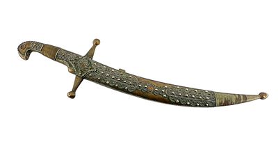 Кинжал восточного типа со сканным узором на ножнах.