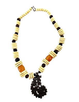 Ожерелье с подвеской, украшенной растительным декором. Кость. Длина 56 см.