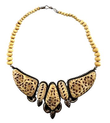 Ожерелье с резными декоративными элементами. Кость. Длина 50 см.