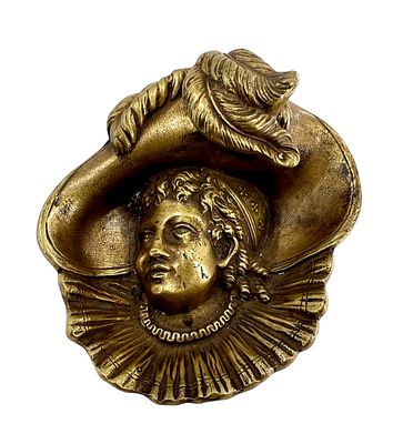 Антикварная бронзовая фигура девушки в большой шляпе. Чернильница-визитница с крышкой из пера. 