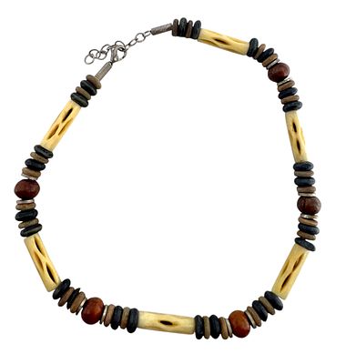 Ожерелье с прорезными костяными бусинами. Кость, янтарь. Длина 40 см.