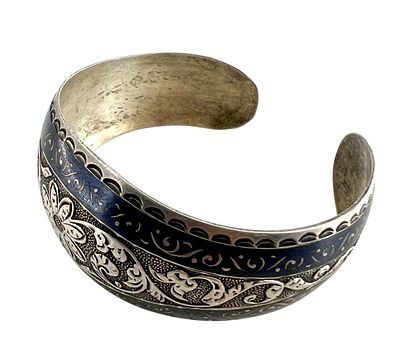 Браслет с растительным орнаментом и чернением. Серебро 875 пробы, чернение, гравировка. Вес - 