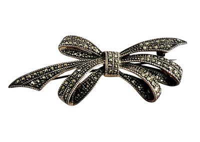 Брошь в виде банта.
. Серебро 925 пробы, гравировка, вставки. Вес - 10,83 гр.
