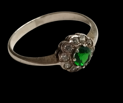 Перстень с зеленым камнем. Серебро 925 пробы. Россия. Вес - 1,44 гр.