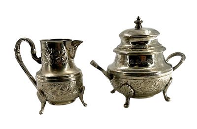 Сахарница и сливочник. XX век. Гравировка, чеканка. Высота сахарницы 19,5 см, сливочника 12 см.