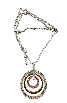 Подвеска в виде колец, с цепью. Длина цепи - 42 см. Размеры - 38*33 мм.