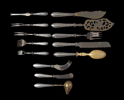 Сервировочный набор для рыбы из 13-ти предметов. Царская Россия 19 век. 
Серебро: 84. 
