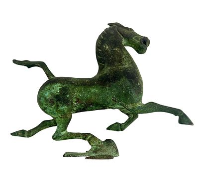 Фигурка коня на подставке в форме сокола. Бронза, патина. Китай.