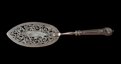 Сервировочная лопатка для рыбы, в кропотливой штихельной работе.Царская Россия 19 век. Материал: 