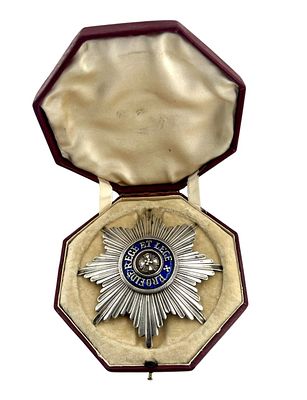 Звезда - знак для нагрудного ношения в коробке из кожи. Серебро, вес 83 гр. Позолота, эмали. 