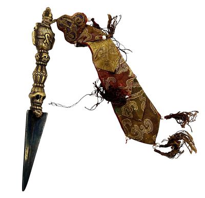 Буддистский ритуальный кинжал пхурба. Металлы, литье, чеканка, гравировка, ткань, вышивка. 