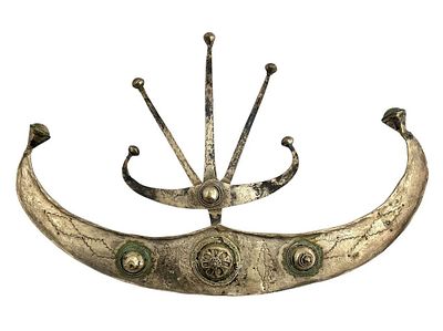 Традиционное головное украшение Восточного Тимора кайбаук. Серебристый металл, чеканка 