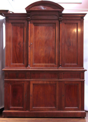 Буфет, ампир. 1-я треть ХIХ века. Россия. Массив, фанерование шпоном красного дерева. Большой и 