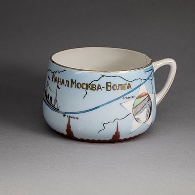 Чашка &laquo;Канал Москва-Волга&raquo;. СССР, Дмитровский завод, Вербилки, 1932-34 гг. Художник: Харитонов 