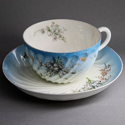 Чайная пара "Ландыши". Россия, Кузнецов, 1890-1910е гг. Фарфор, роспись по деколи. Российская 