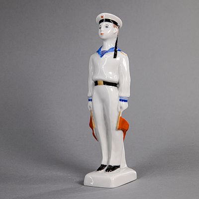 Статуэтка "Нахимовец (Сигнальщик)". СССР, ЛФЗ, 1960-е гг. Фарфор, роспись. СССР, Ленинградский 