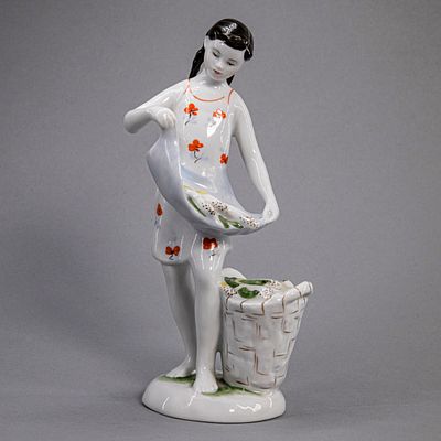 Статуэтка "Девочка с кукурузой". СССР, ЛФЗ, 1960-е гг. Фарфор, роспись. СССР, Ленинградский 