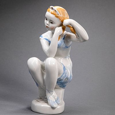 Статуэтка &laquo;Юная балерина (Перед выступлением)&raquo;. СССР, ЛФЗ, 1950-60-е гг. Фарфор, роспись. СССР 