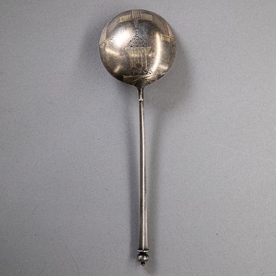 Ложка для варенья с яблоками и меандром. Россия, 9-я Московская артель, 1908-1917. Серебро 84 пр. 