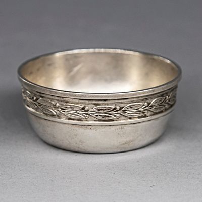 [Редкость] Солонка с растительным орнаментом в виде венка оливы. Серебро 84. Россия. Москва. 