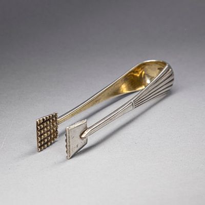 Щипцы для сахара с инициалами "ВП". Серебро 84 пр. Россия, Фаберже, 1908-1917. Российская 