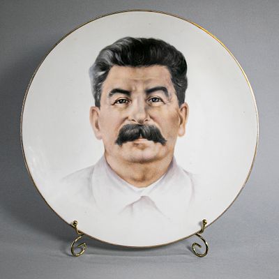 [Топ-лот. Редкий авторский экземпляр] Блюдо декоративное с портретом И. В. Сталина. Худ. Маслов 