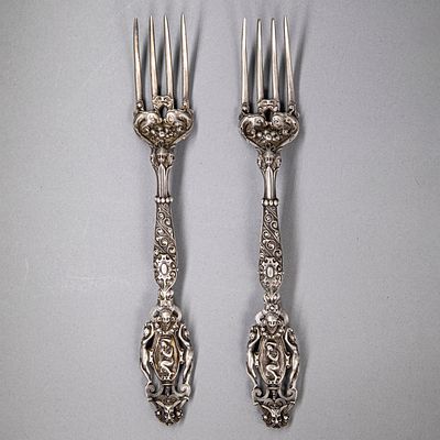 [Топ-лот. Из собрания А. Керенского] Парные вилки с маскаронами и скульптурами обнаженных нимф. 