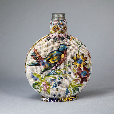 Фляжка в бисерном чехле, вышитая изображением цветов и птиц. Россия, 2-я половина XIX века. Вышив 