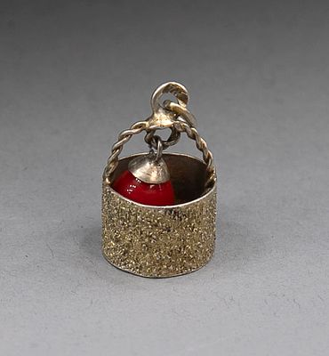 Пасхальное яйцо-подвеска "Корзинка". Кузьма Конов. Российская империя, 1908-1917 гг. Серебро 