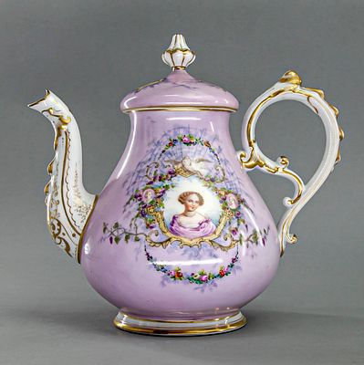 Чайник заварочный с женскими портретами. Россия(?), 1860-70е гг. Фарфор, роспись по деколи. Фарф 