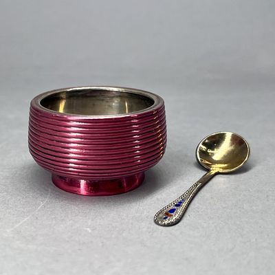 Солонка с рифленым декором и ложечкой. Серебро 84 пробы, лак. Россия, Хескес, 1880-90е гг. Солон 