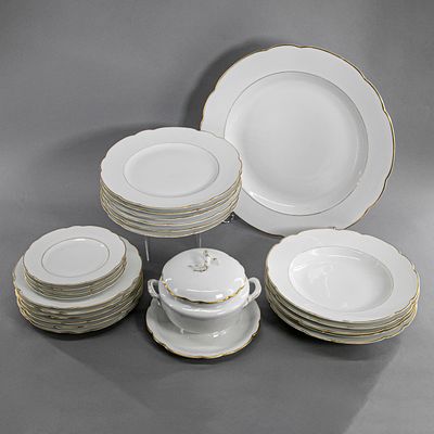 Часть столового сервиза. Россия, Корниловы, 1884-1917. Фарфор, деколь, золочение. Часть 