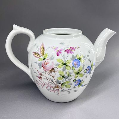 Доливной чайник с растительным орнаментом. Фарфор, роспись. Россия, Кузнецов, начало ХХ в. Росси 