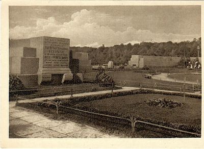 Ленинград. Могилы революционеров на поле им. Жертв революции (б. Марсово поле).