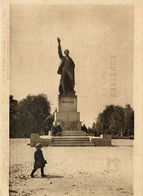 Ленинград. Село Володарское. Памятник т. Володарскому на месте его убийства.