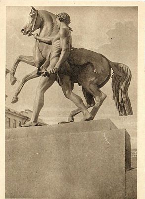 Ленинград. Аничков мост. Одна из фигур раб. скульптора Клодта.