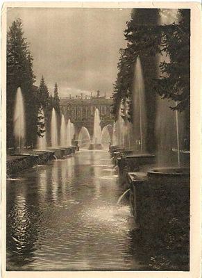 Петергоф. Нижний сад. Канал к морю и аллея фонтанов с видом на фонтан "Самсон" и Большой дворец.