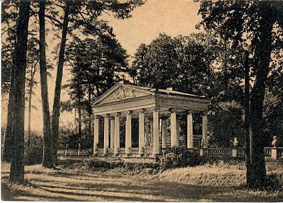 Павловск. "Павильон трех граций" (построен архит. Камероном в 1800 г.). С фот. В. В. Преснякова.