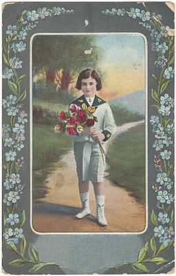 Ребенок с букетом. Serie 2380. . Штамп от 13 марта 1913 года. 
Небольшие заломы по углам.